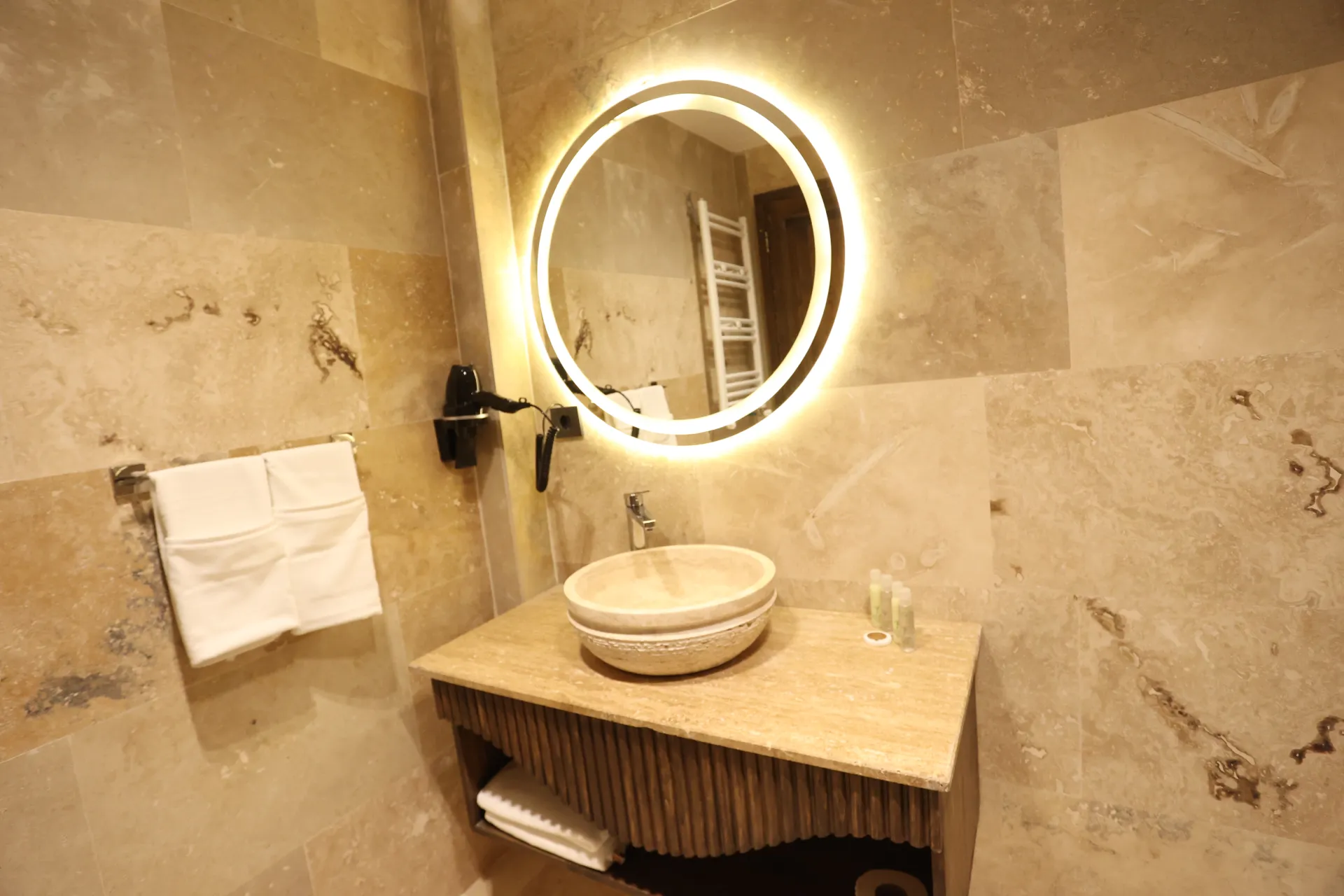 Deluxe_Room_with_Jacuzzi 206_HYR_4873